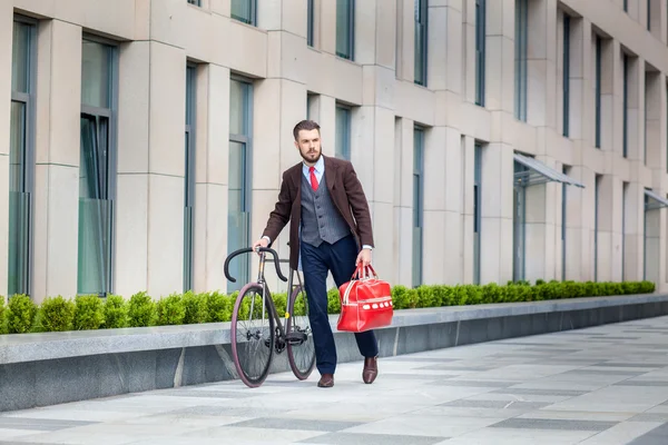 Bello uomo d'affari e la sua bicicletta — Foto Stock