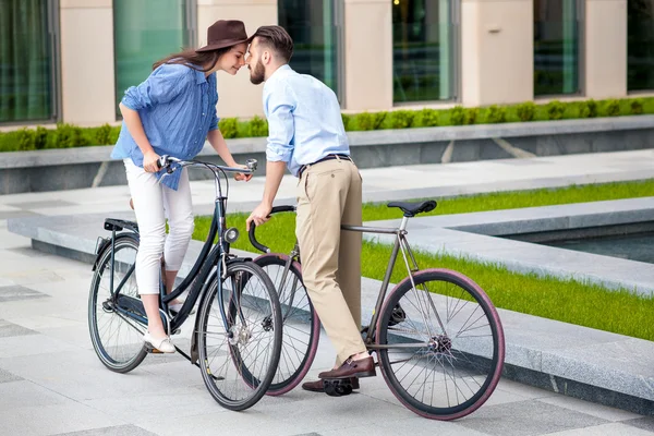 Cita romántica de pareja joven en bicicleta — Foto de Stock