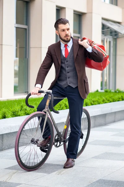 Hombre de negocios guapo y su bicicleta —  Fotos de Stock