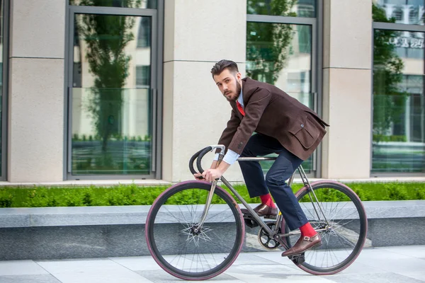 Hombre de negocios guapo y su bicicleta — Foto de Stock