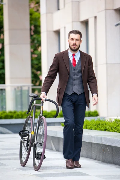 Bonito empresário e sua bicicleta — Fotografia de Stock