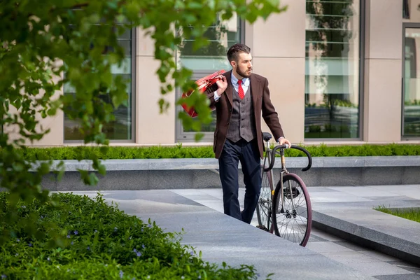 ハンサムな実業家と彼の自転車 — ストック写真