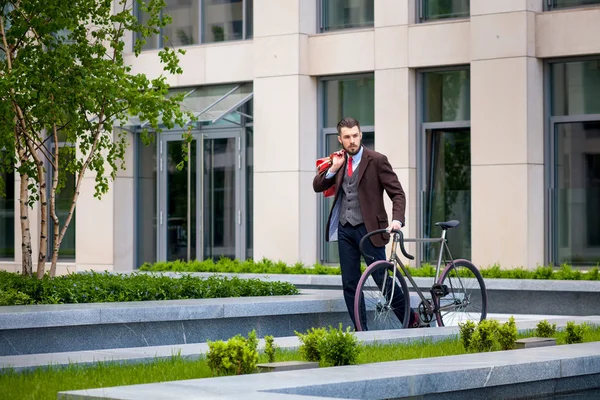 Bonito empresário e sua bicicleta — Fotografia de Stock