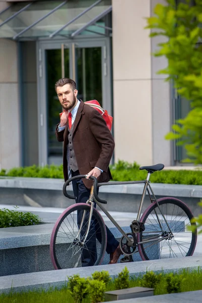 Bonito empresário e sua bicicleta — Fotografia de Stock