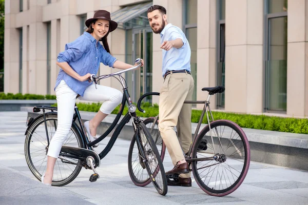 Romantic date of young couple on bicycles — Stock Photo, Image