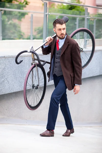 Hombre de negocios guapo llevando su bicicleta —  Fotos de Stock