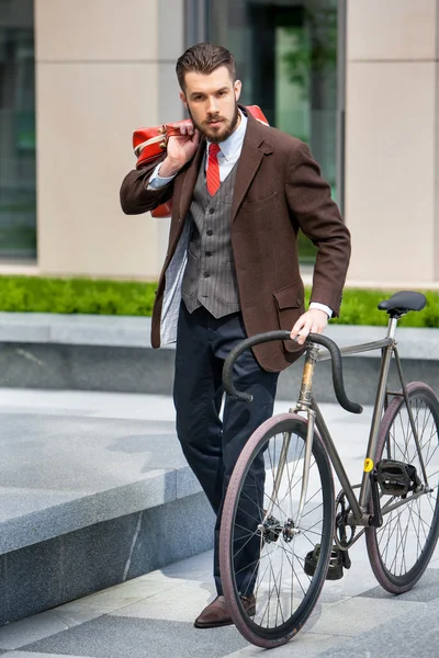 Hombre de negocios guapo y su bicicleta —  Fotos de Stock