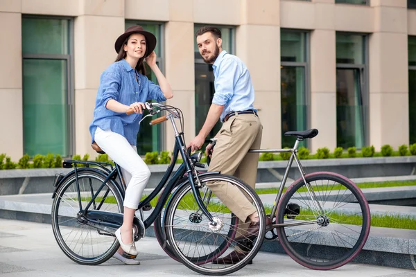 Romantische datum van jong koppel op de fiets — Stockfoto