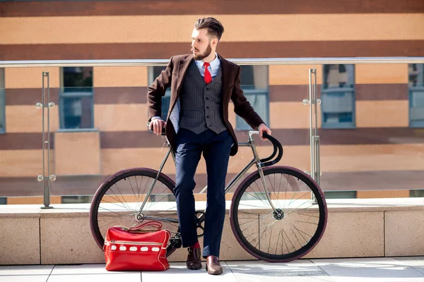 Przystojny biznesmen i jego rower — Zdjęcie stockowe