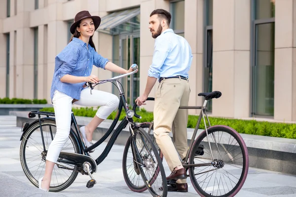 Romantisk dag av ungt par på cyklar — Stockfoto