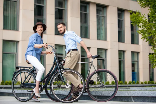 自転車の若いカップルのロマンチックなデート — ストック写真