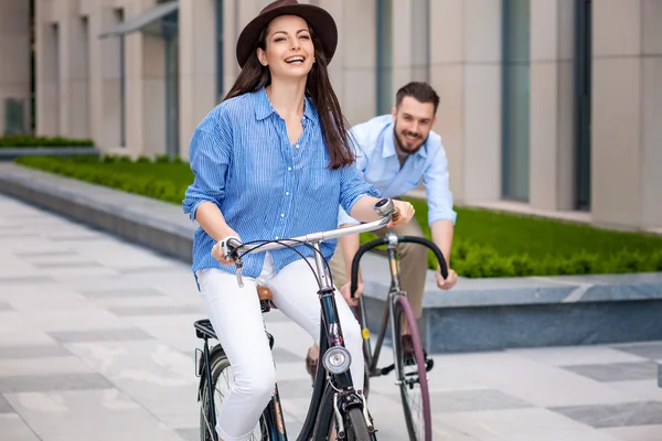 Romantische datum van jong koppel op de fiets — Stockfoto