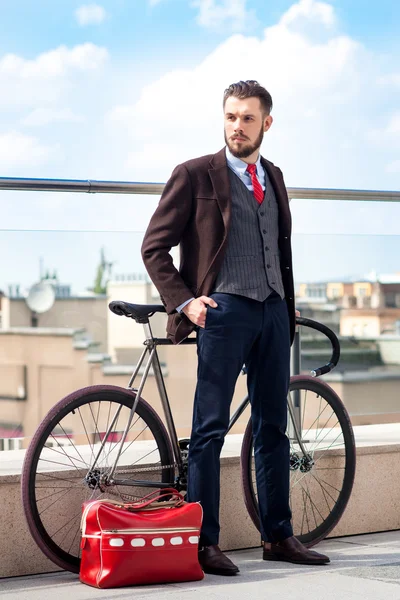 Hombre de negocios guapo y su bicicleta — Foto de Stock