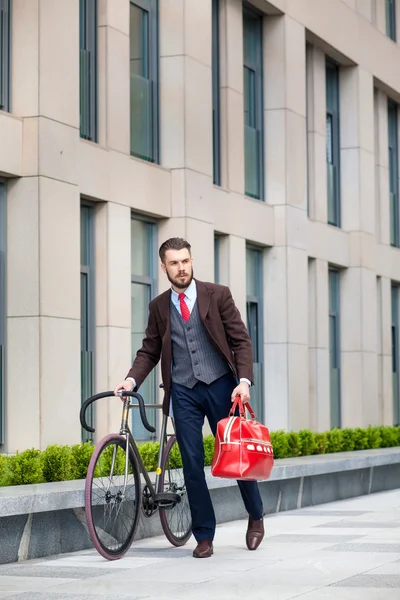 Bonito empresário e sua bicicleta — Fotografia de Stock