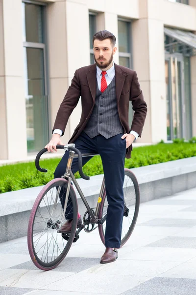 Bonito empresário e sua bicicleta — Fotografia de Stock