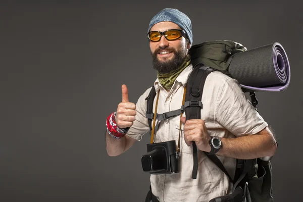 Portret van een glimlachende mannelijke volledig uitgeruste toeristische — Stockfoto