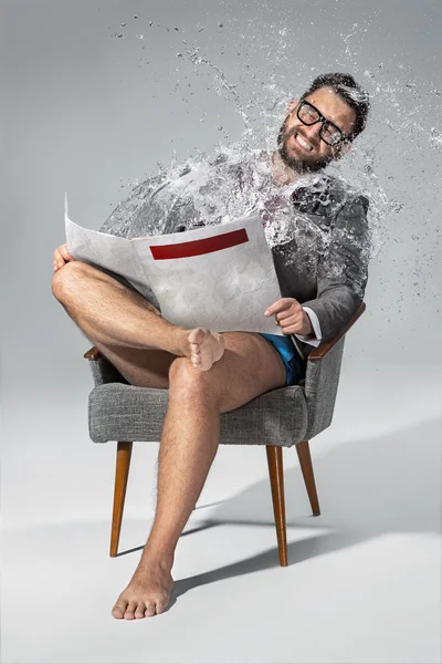 Homem lendo jornal no fundo cinza — Fotografia de Stock