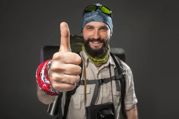 Portrait d'un touriste souriant et entièrement équipé — Photo