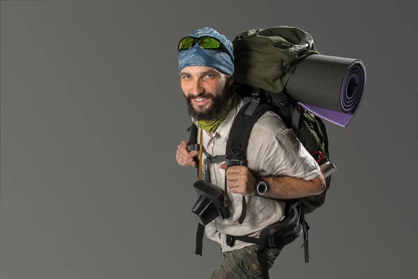 Retrato de un turista sonriente y totalmente equipado —  Fotos de Stock