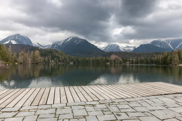 Stary Smokovec houses and lake in mountains — ストック写真