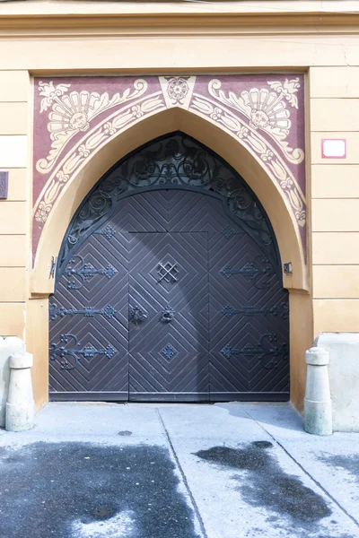 Porta tradizionale in legno in città, Slovacchia — Foto Stock