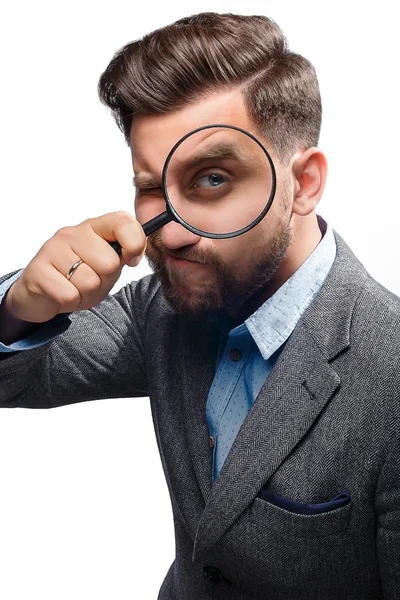 Hombre con lupa sobre fondo blanco — Foto de Stock