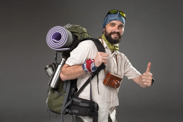 Portrait d'un touriste souriant et entièrement équipé — Photo