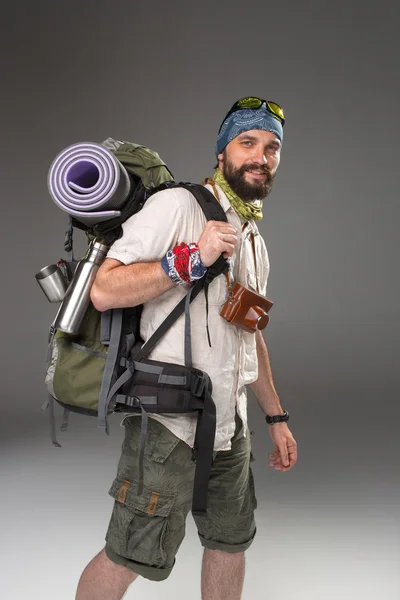 Portrait d'un touriste souriant et entièrement équipé — Photo