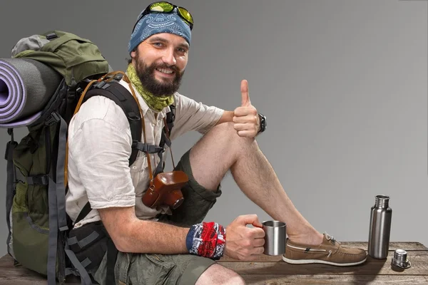 Retrato de un turista sonriente y totalmente equipado — Foto de Stock