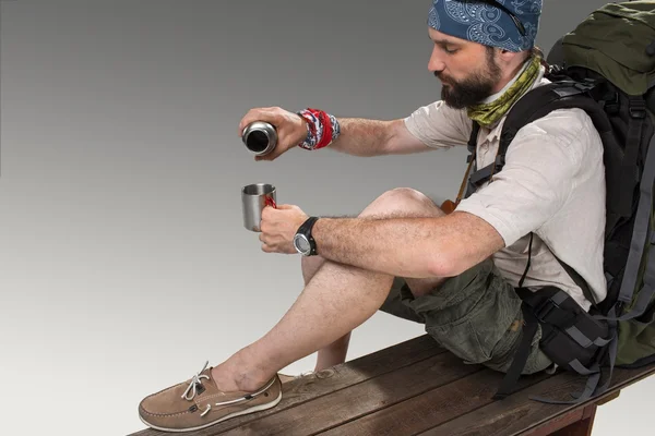 Portret van een glimlachende mannelijke volledig uitgeruste toeristische — Stockfoto