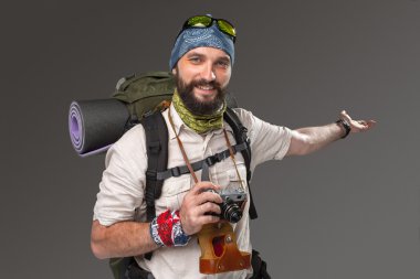 Gülümseyen erkek tam donanımlı turist portresi 