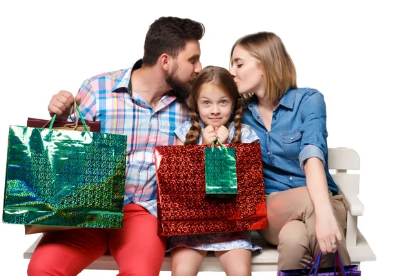 Счастливая семья с сумками для покупок сидит в студии — стоковое фото