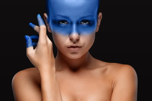 Portré egy nőt, aki vet fedett kék festékkel — Stock Fotó