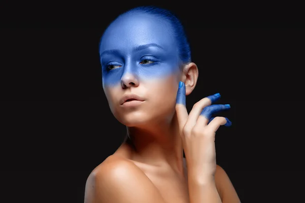 Retrato de uma mulher que está posando coberta de tinta azul — Fotografia de Stock