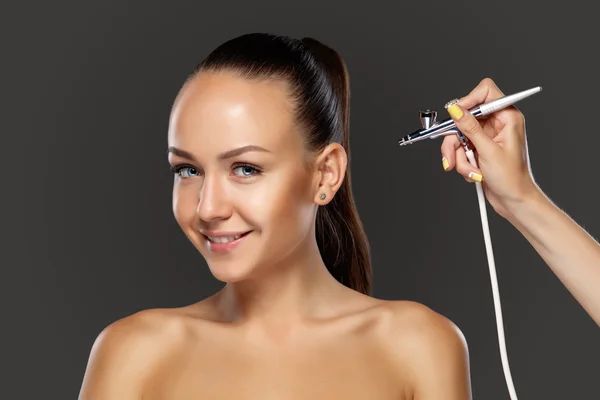 Visagist macht Make-up für Modell mit Aerograph — Stockfoto