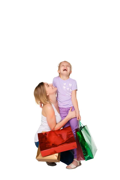Счастливы мать и дочь с сумками для покупок, стоящими в студии — стоковое фото
