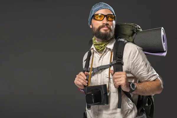 Retrato de un turista masculino totalmente equipado — Foto de Stock
