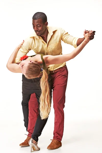 Genç çift dansları Karayip salsa, stüdyo vurdu — Stok fotoğraf