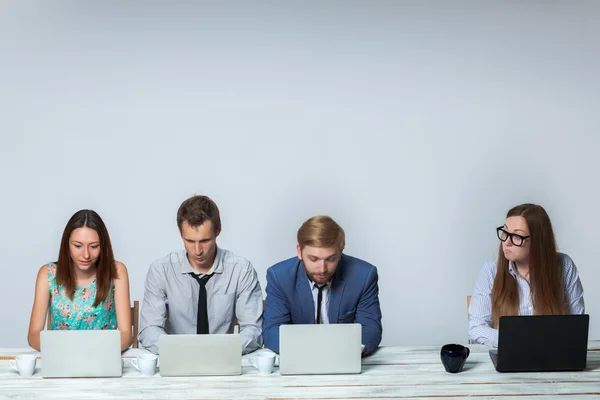 Business team che lavorano insieme al loro progetto aziendale in ufficio — Foto Stock