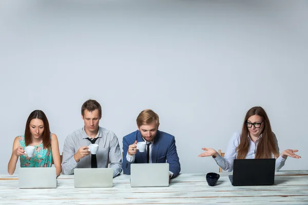 Équipe d'affaires travaillant sur leur projet d'entreprise ensemble au bureau — Photo