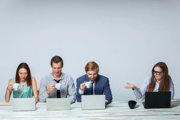 Geschäftsteam arbeitet im Büro gemeinsam an Geschäftsprojekt — Stockfoto