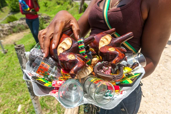 OCHO RIOS, JAMAICA - MAY 07, 2012  Souvenirs on the glass tray in the hands of the local women — Stock Photo, Image