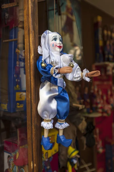 Praga, República Checa - 8 de mayo de 2013 souvenirs de Praga, títeres tradicionales hechos de madera en la tienda de regalos . . —  Fotos de Stock