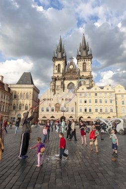 Prague, Çek Cumhuriyeti - 08 Mayıs 2013 A büyük kabarcıklar yapıyor adam ve çocuklar hayrete düşürdü. Sokak sanatı.