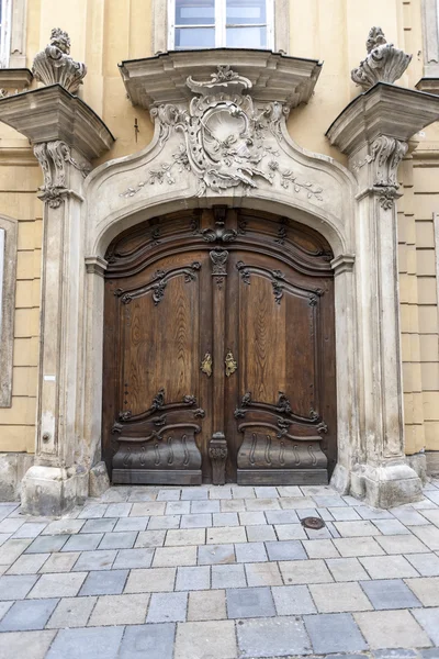 Porta de madeira tradicional na cidade, Eslováquia — Fotografia de Stock