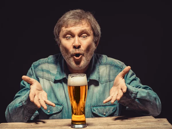 Trollbunden mannen i jeansskjorta med glas öl — Stockfoto
