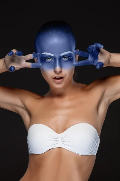 Portret van een vrouw die is poseren bedekt met blauwe verf — Stockfoto
