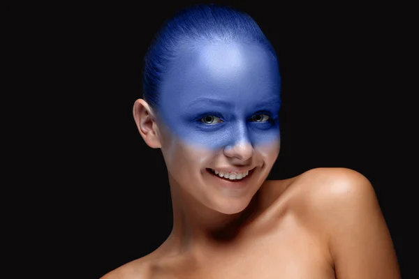 Porträt einer Frau, die mit blauer Farbe bedeckt posiert — Stockfoto