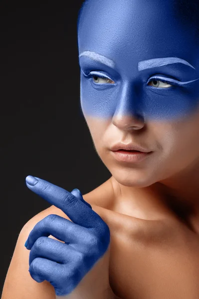 Retrato de uma mulher que está posando coberta de tinta azul — Fotografia de Stock