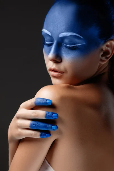Portret van een vrouw die is poseren bedekt met blauwe verf — Stockfoto